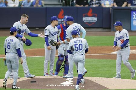 　ブルワーズ戦の１回、ロバーツ監督（右端）に降板を告げられるドジャース・山本（左から３人目）＝ミルウォーキー（共同）