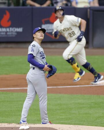 　ブルワーズ戦の１回、ボーンに先制３ランを浴びたドジャース・山本＝ミルウォーキー（共同）