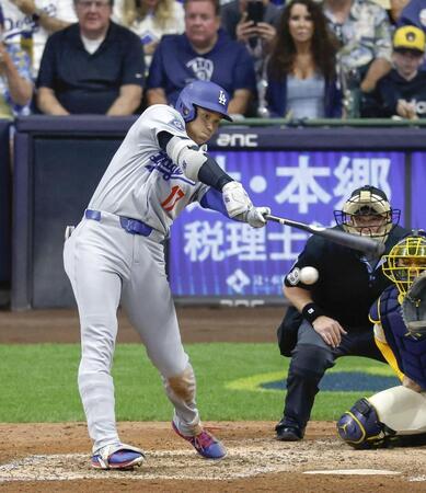　ブルワーズ戦の８回、右前打を放つドジャース・大谷＝ミルウォーキー（共同）