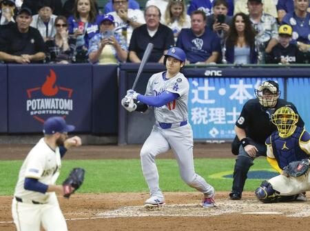 　ブルワーズ戦の８回、右前打を放つドジャース・大谷＝ミルウォーキー（共同）