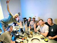 　チームメートと食事を楽しむフィリーズ傘下レディングの青柳（本人提供）