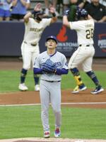 　ブルワーズ戦の１回、ボーン（奥右）に先制３ランを浴びたドジャース・山本＝ミルウォーキー（共同）