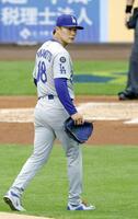 　ブルワーズ戦の１回、降板するドジャース・山本＝ミルウォーキー（共同）
