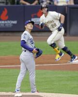 　ブルワーズ戦の１回、ボーンに先制３ランを浴びたドジャース・山本＝ミルウォーキー（共同）