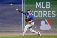 　壁当てするドジャース・大谷＝ミルウォーキー（共同）