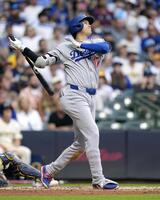 　ブルワーズ戦の３回、右飛に倒れるドジャース・大谷＝ミルウォーキー（共同）