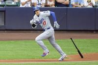 　ブルワーズ戦の１回、三塁内野安打を放つドジャース・大谷＝ミルウォーキー（共同）