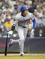 　ブルワーズ戦の８回、右前打を放つドジャース・大谷＝ミルウォーキー（共同）