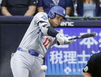 　ブルワーズ戦の８回、右前打を放つドジャース・大谷＝ミルウォーキー（共同）