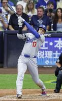 　ブルワーズ戦の８回、右前打を放つドジャース・大谷＝ミルウォーキー（共同）