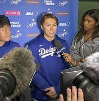 　試合後、取材に応じるドジャース・山本＝ミルウォーキー（共同）