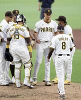 　ダイヤモンドバックス戦の４回、二死をとったところで降板するパドレスのダルビッシュ（右から３人目）＝サンディエゴ（共同）