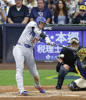 　ブルワーズ戦の８回、右前打を放つドジャース・大谷＝ミルウォーキー（共同）