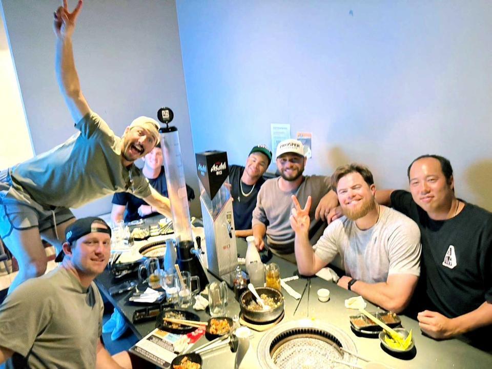 　チームメートと食事を楽しむフィリーズ傘下レディングの青柳（本人提供）