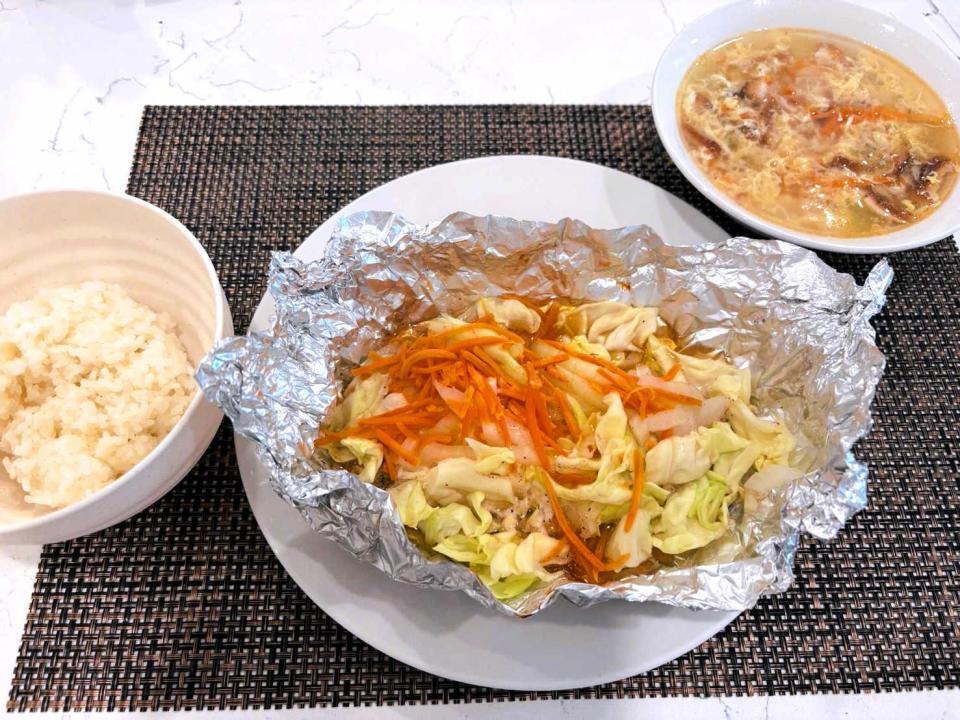 　自炊挑戦中の青柳が作った魚のホイル焼き（本人提供）