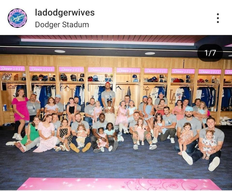 　ドジャース奥様会のインスタグラム（＠ｌａｄｏｄｇｅｒｗｉｖｅｓ）から