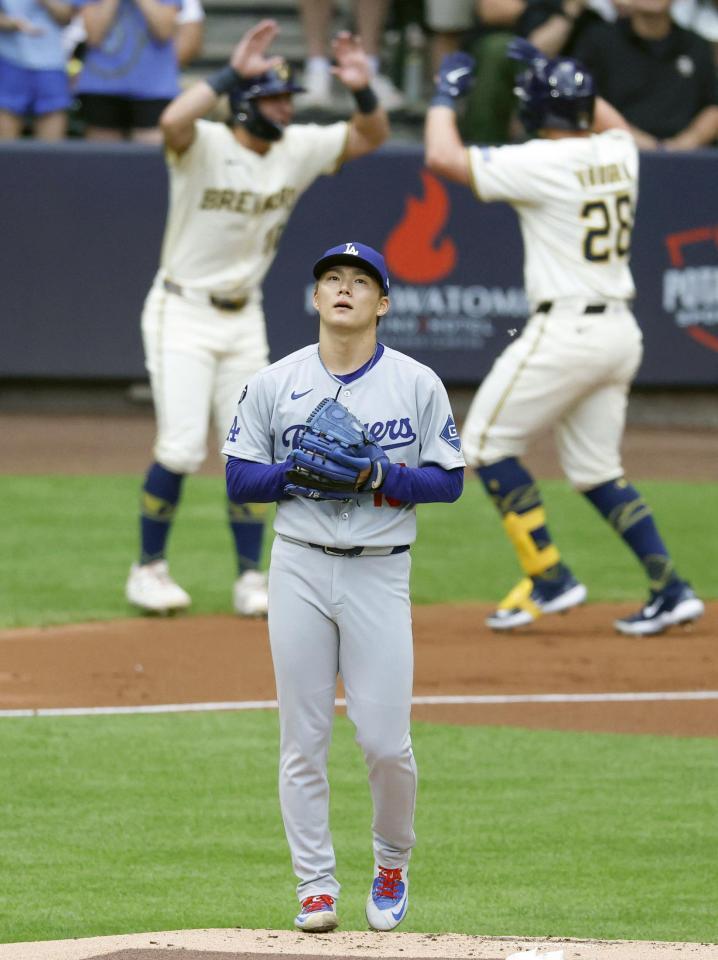 　ブルワーズ戦の１回、ボーン（奥右）に先制３ランを浴びたドジャース・山本＝ミルウォーキー（共同）