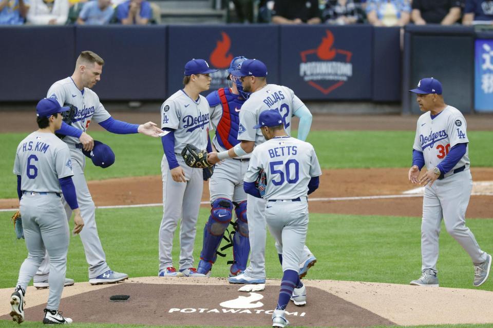 　ブルワーズ戦の１回、ロバーツ監督（右端）に降板を告げられるドジャース・山本（左から３人目）＝ミルウォーキー（共同）