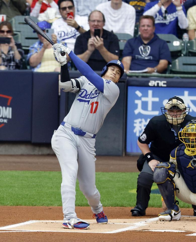 　ブルワーズ戦の１回、三塁内野安打を放つドジャース・大谷＝ミルウォーキー（共同）