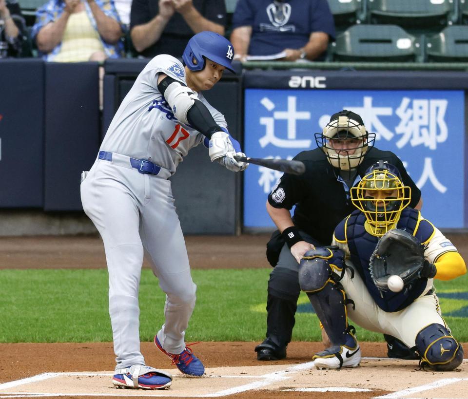 　ブルワーズ戦の１回、三塁内野安打を放つドジャース・大谷＝ミルウォーキー（共同）