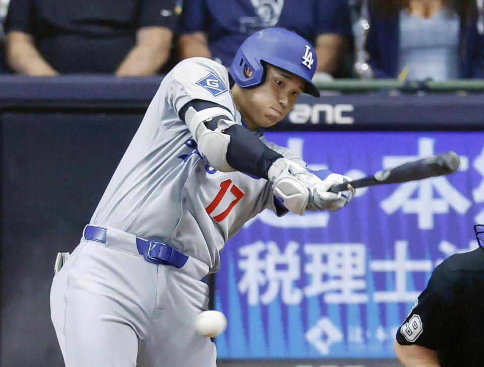 　ブルワーズ戦の８回、右前打を放つドジャース・大谷＝ミルウォーキー（共同）