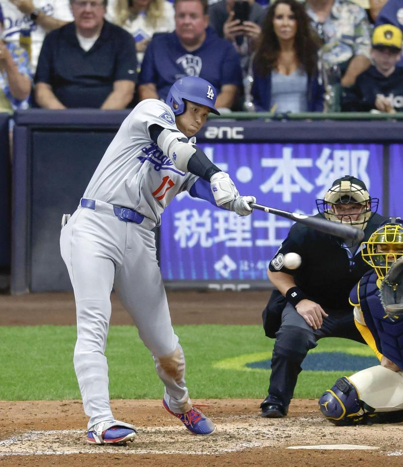 　ブルワーズ戦の８回、右前打を放つドジャース・大谷＝ミルウォーキー（共同）