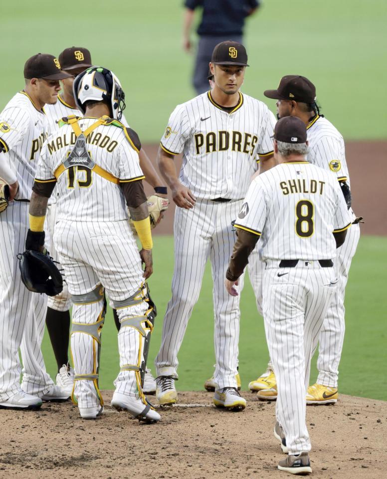 　ダイヤモンドバックス戦の４回、二死をとったところで降板するパドレスのダルビッシュ（右から３人目）＝サンディエゴ（共同）