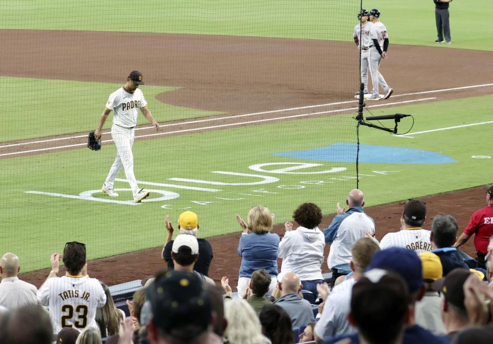 　ダイヤモンドバックス戦の４回、途中降板する際、拍手を送られるパドレスのダルビッシュ＝サンディエゴ（共同）