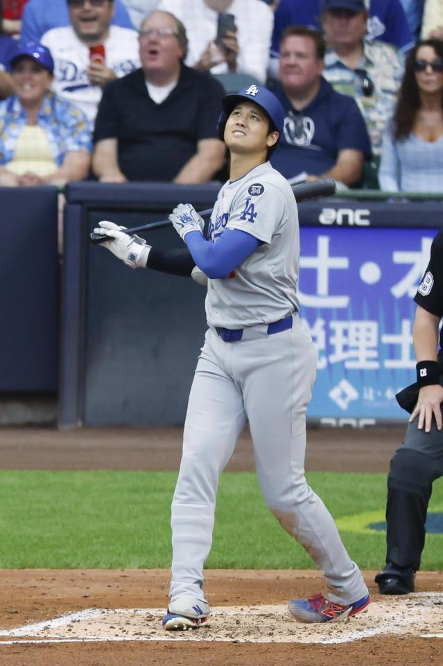 　ブルワーズ戦の３回、右飛に倒れるドジャース・大谷＝ミルウォーキー（共同）