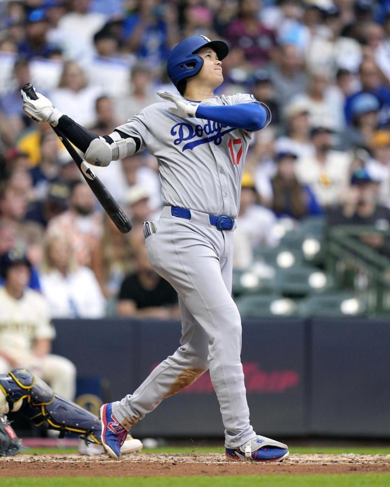 　ブルワーズ戦の３回、右飛に倒れるドジャース・大谷＝ミルウォーキー（共同）