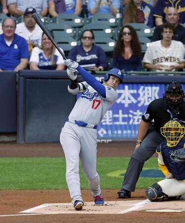 　ブルワーズ戦の１回、３１号ソロを放つドジャース・大谷（共同）