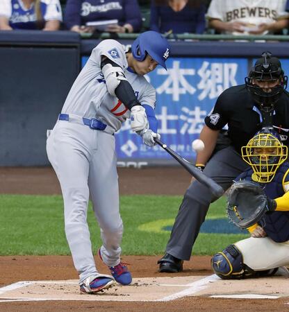 　ブルワーズ戦の１回、３１号ソロを放つドジャース・大谷（共同）