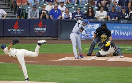 　ブルワーズ戦の１回、３１号ソロを放つドジャース・大谷。投手ミジオロウスキー（共同）