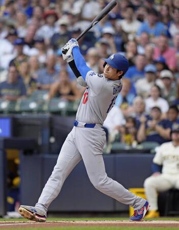 　ブルワーズ戦の１回、３１号ソロを放つドジャース・大谷（共同）