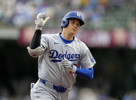 　ブルワーズ戦の１回、３１号ソロを放ち塁を回るドジャース・大谷（共同）