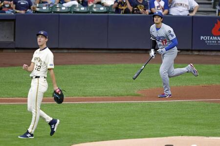 　ブルワーズ戦の１回、３１号ソロを放つドジャース・大谷。投手ミジオロウスキー（共同）