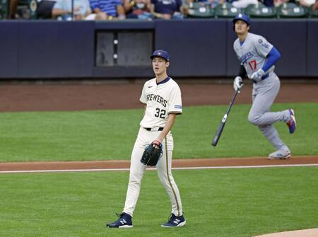 　ドジャース戦の１回、大谷に31号ソロとなる先頭打者本塁打を浴びたブルワーズのミジオロウスキー（共同）