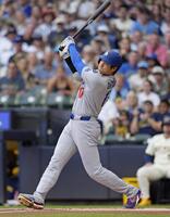 　ブルワーズ戦の１回、３１号ソロを放つドジャース・大谷（共同）