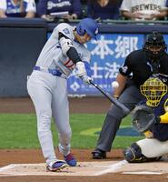 　ブルワーズ戦の１回、３１号ソロを放つドジャース・大谷（共同）