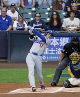　ブルワーズ戦の１回、３１号ソロを放つドジャース・大谷（共同）