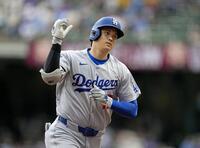 　ブルワーズ戦の１回、３１号ソロを放ち塁を回るドジャース・大谷（共同）
