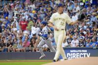 　ブルワーズ戦の１回、31号ソロを放ち塁を回るドジャース・大谷。手前は投手ミジオロウスキー（共同）