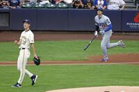 　ブルワーズ戦の１回、３１号ソロを放つドジャース・大谷。投手ミジオロウスキー（共同）