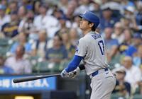　ブルワーズ戦の１回、３１号ソロを放つドジャース・大谷（共同）
