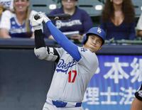 　ブルワーズ戦の１回、３１号ソロを放つドジャース・大谷（共同）