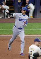 　ブルワーズ戦の１回、３１ソロを放ち塁を回るドジャース・大谷（共同）