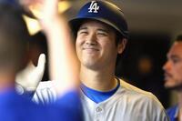 　ブルワーズ戦の１回、３１号ソロを放ちベンチで祝福されるドジャース・大谷（イマジンイメージズ・ロイター＝共同）
