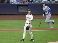 　ドジャース戦の１回、大谷に31号ソロとなる先頭打者本塁打を浴びたブルワーズのミジオロウスキー（共同）