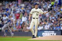 　ドジャース戦の１回、大谷（左）に31号ソロとなる先頭打者本塁打を浴びたブルワーズのミジオロウスキー（共同）