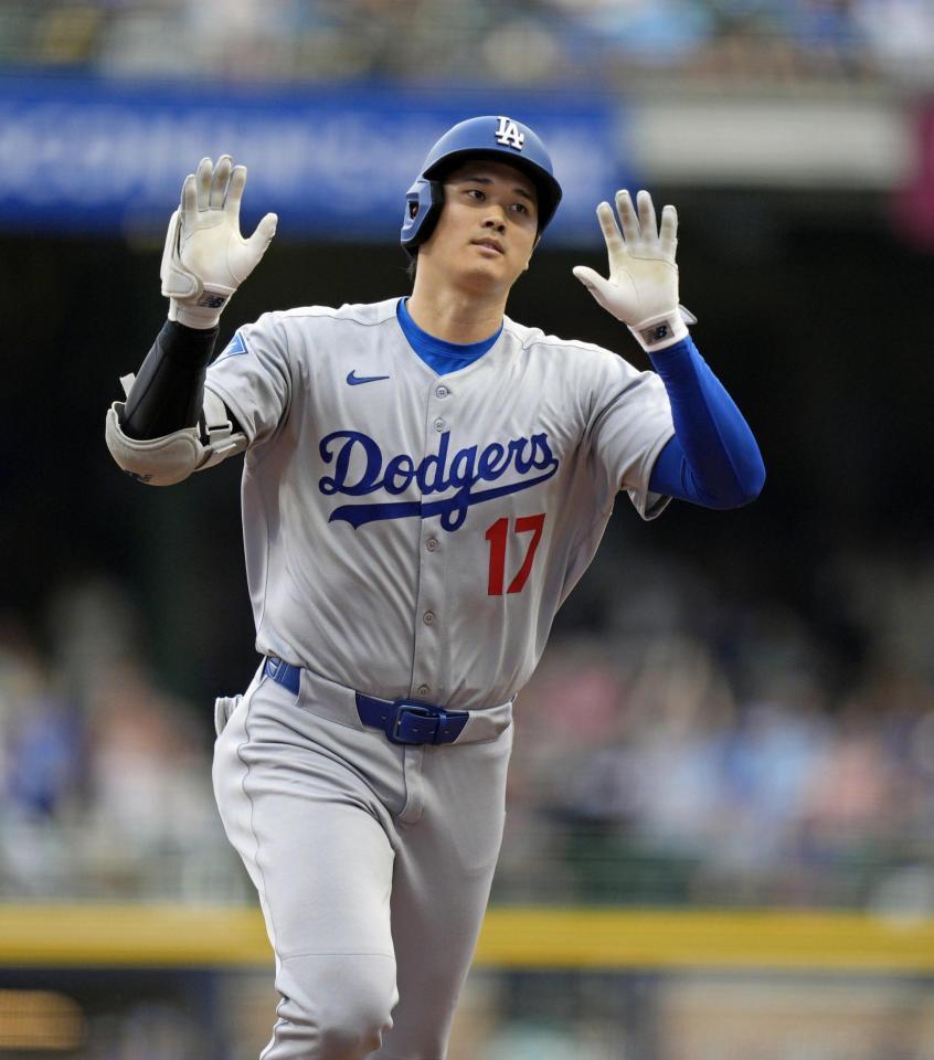 　ブルワーズ戦の１回、３１号ソロを放ち塁を回るドジャース・大谷（共同）